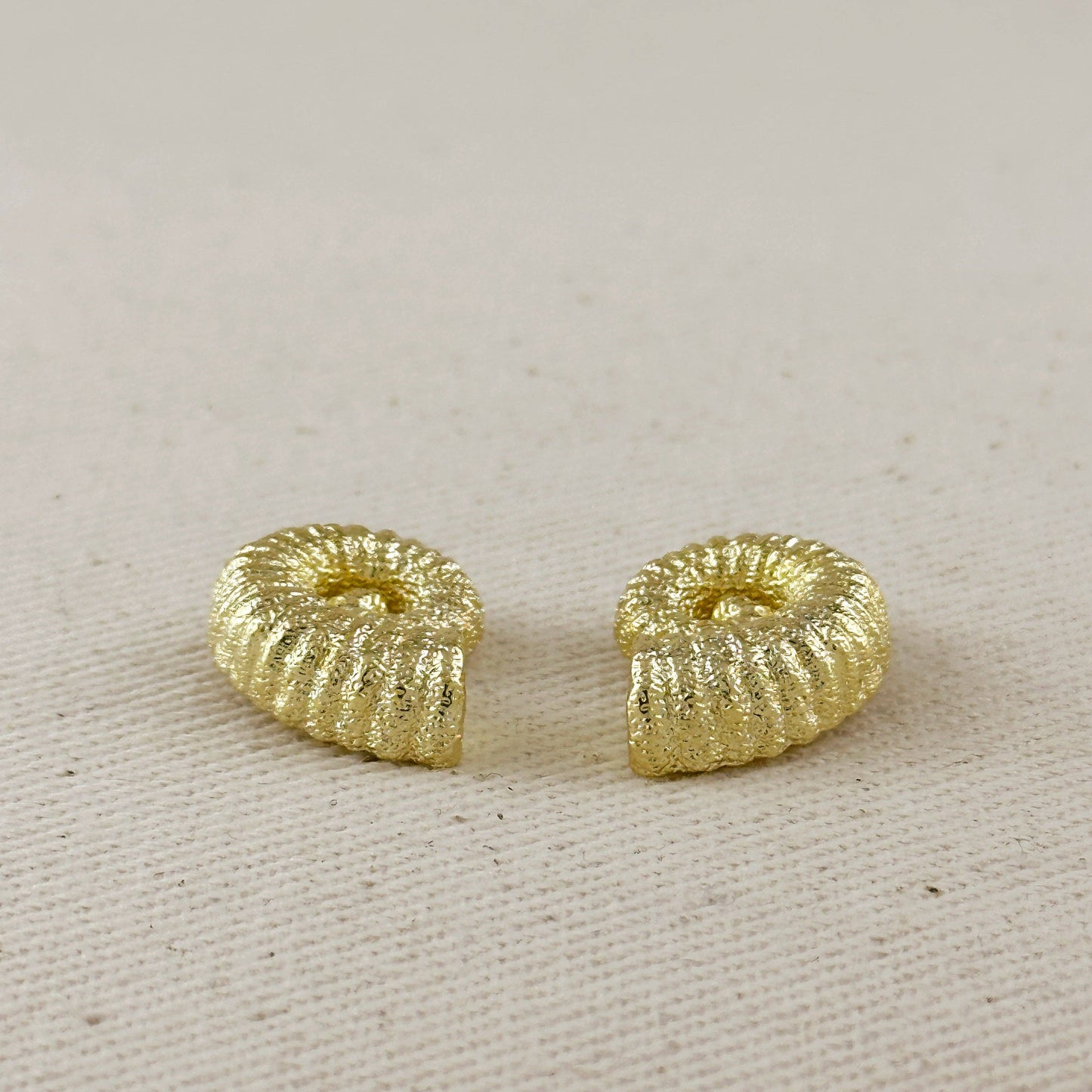 Boucles d'oreilles coquillage en or rempli 18 carats