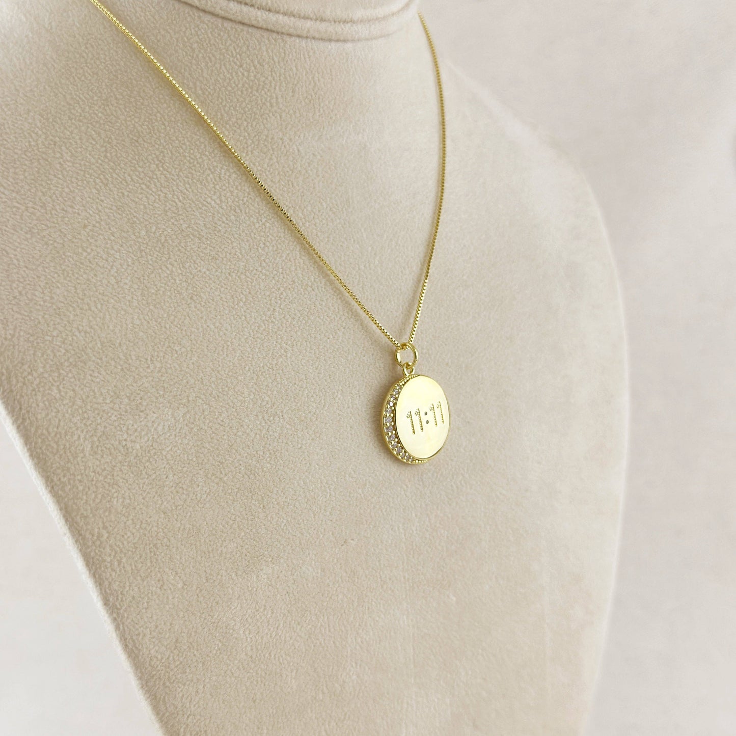 Collier synchronicité 11:11 en or rempli 18 carats